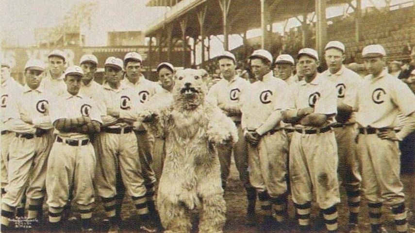 El equipo campeón de la Serie Mundial de 1908 posando junto a la mascota del equipo. (ARCHIVO)