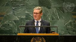 El gobierno de Keir Starmer plantea que, para obtener un permiso de residencia permanente, las personas que hayan llegado de forma regular a Reino Unido deberán contar con empleo, no tener antecedentes penales, cotizar a la seguridad social, mostrar un nivel alto de inglés, y no recibir ayudas sociales