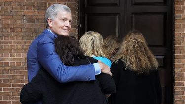 Steve Johnson, hermano de Scott Johnson, abraza a su esposa Rosemarie a su llegada a la Corte Suprema de Sydney, el lunes 2 de mayo de 2022, para una audiencia de sentencia por el asesinato de Scott.&nbsp;