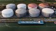 Tanquero de petróleo en uno de los puertos de embarque de combustible en Alemania.