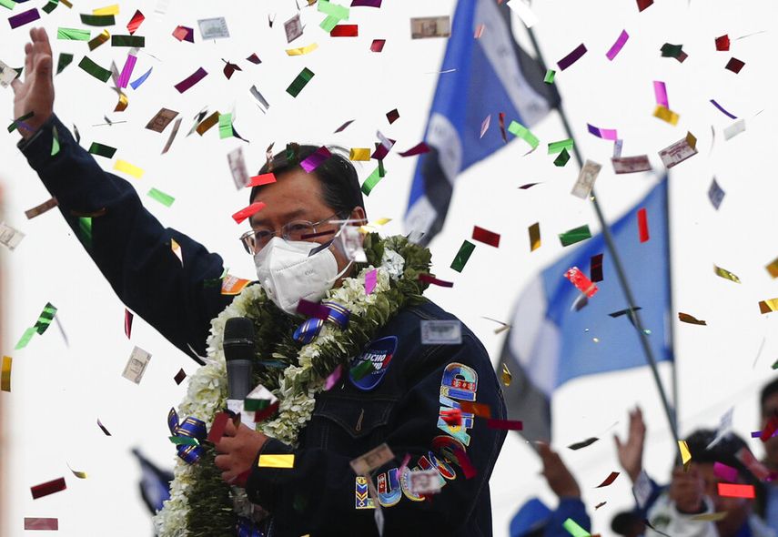 El candidato presidencial boliviano del Movimiento al Socialismo (MAS), Luis Arce, saluda a sus partidarios durante el cierre de su campaña para las elecciones presidenciales del 18 de octubre en El Alto, Bolivia, el miércoles 14 de octubre de 2020.