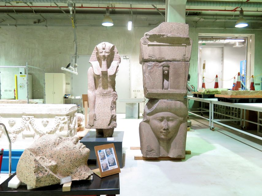 Una escultura, un rostro y un pilar de piedra descansan en un almacén de materiales pesados del Gran&nbsp;Museo&nbsp;Egipcio&nbsp;de El Cairo, que ya ha completado un 88%, se espera abra al público en 2020.