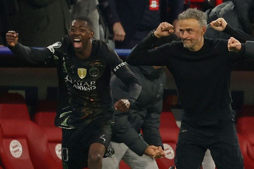 El atacante francés Ousmane Dembélé (izq) y el entrenador español Luis Enrique, ambos del PSG, celebran tras conseguir la clasificación a la final de la Liga de Campeones, el 6 de mayo de 2026.