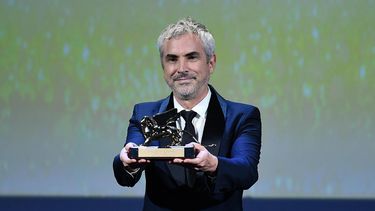 El mexicano recibiendo su León de Oro.