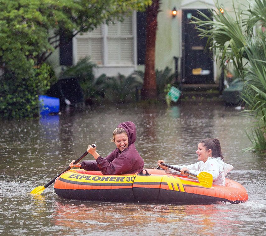 La cadena CNN informó que una persona murió por la caída de un árbol en Carolina del Norte. Y allí, los habitantes que residen al borde del mar fueron evacuados hacia zonas más elevadas, informaron los servicios de urgencia de este estado. (EFE)