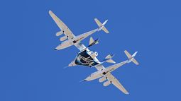 El avión VSS Unity de Virgin Galactic vuela luego de despegar por última vez del puerto aéreo y espacial en Mojave, California, luego de que Virgin Galactic cambió sus operaciones de vuelo espacial a Nuevo México, el 13 de febrero de 2020.&nbsp;