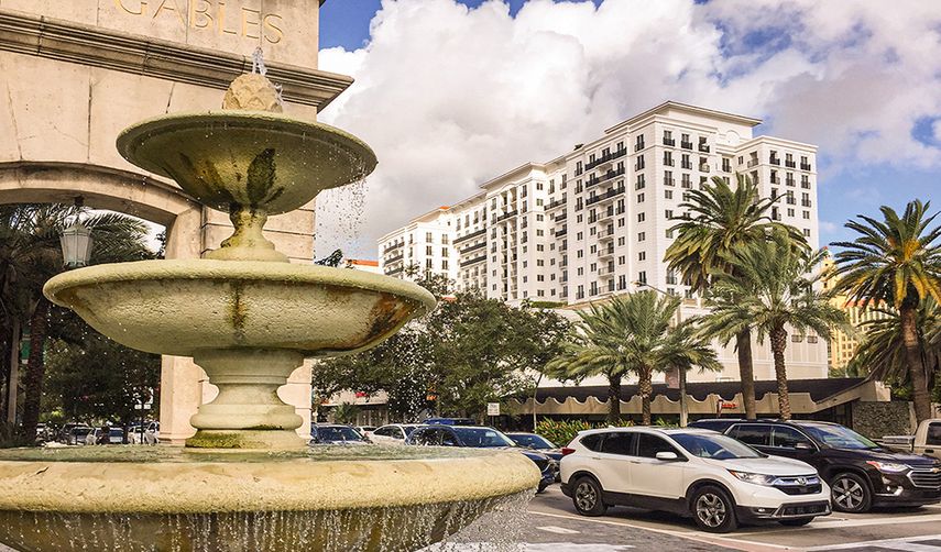 Uno de los lugares más distintivos de Coral Gables es la entrada a Miracle Mile, con sus puertas y fuentes de agua.