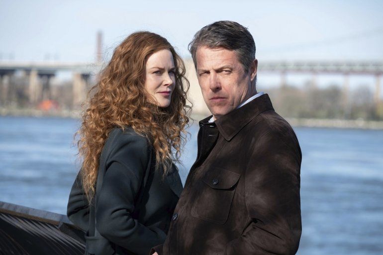En esta imagen difundida por HBO, Hugh Grant, Noma Dumezweni y Nicole Kidman en una escena de "The Undoing". 