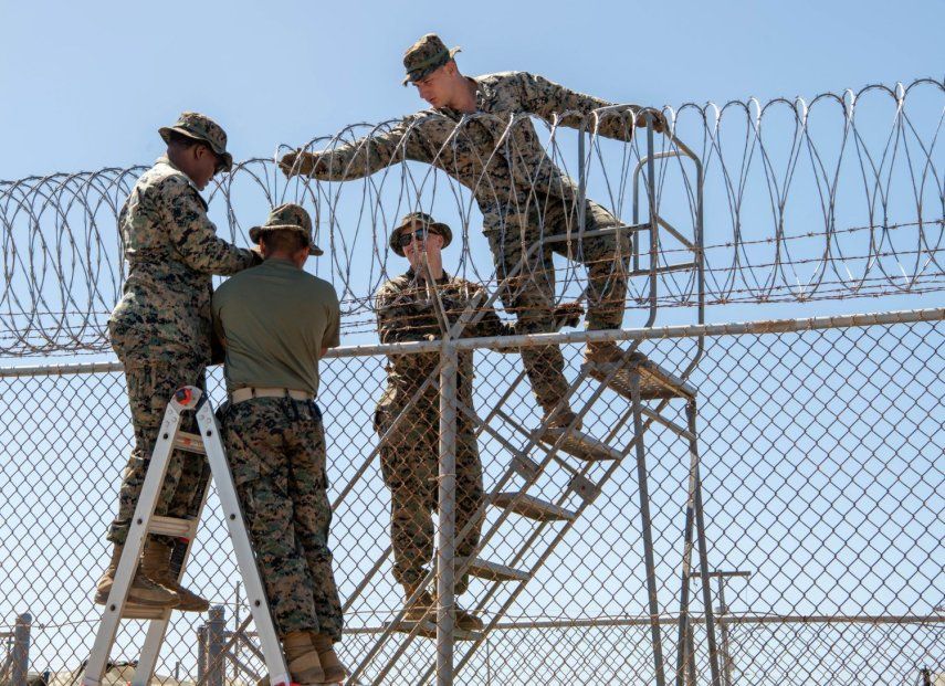 Miembros de la fuerza naval de Estados Unidos trabajan en un alambrado de protección en la Base Naval de Guantánamo.