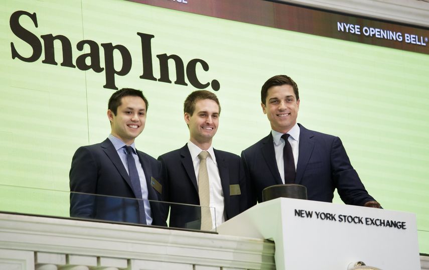 Los cofundadores de Snapchat, Bobby Murphy (izq) y Evan Spiegel (centro), hacen sonar la campana de apertura junto al presidente de la Bolsa de Nueva York, Thomas W. Farley (derecha), durante la oferta pública de venta de Snap.