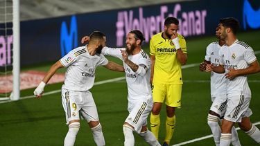 Sergio Ramos y Karim Benzema celebran el triunfo del Real Madrid en LaLiga.