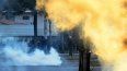 Agentes de la policía antidisturbios lanzan gases lacrimógenos a manifestantes durante las protestas en el centro de Santa Cruz, Bolivia, por el arresto del Gobernador de Santa Cruz, Luis Fernando Camacho.
