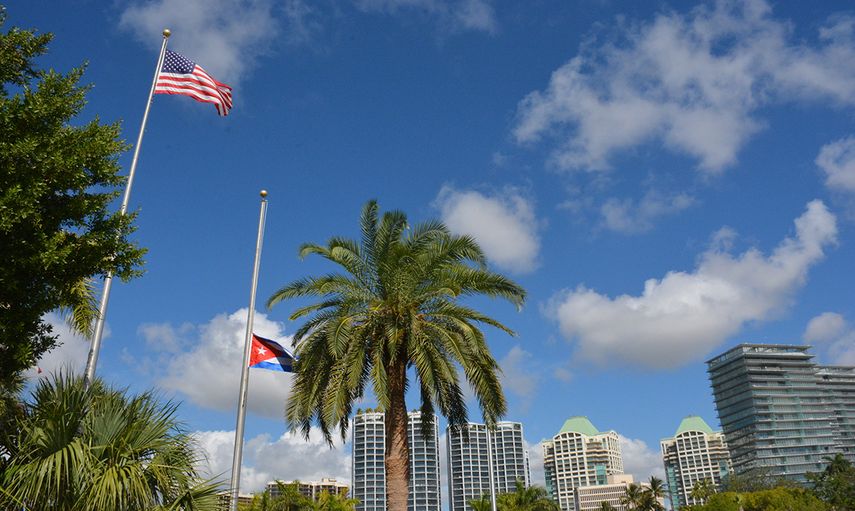 Banderas de EEUU y Cuba, en la esplanada del ayuntamiento de Miami.