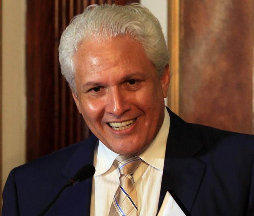 El peruano Gustavo Mohme, presidente de la Sociedad Interamericana de Prensa (SIP), recibe el 9 de marzo de 2015 la Llave de la Ciudad de Panamá. (EFE). 