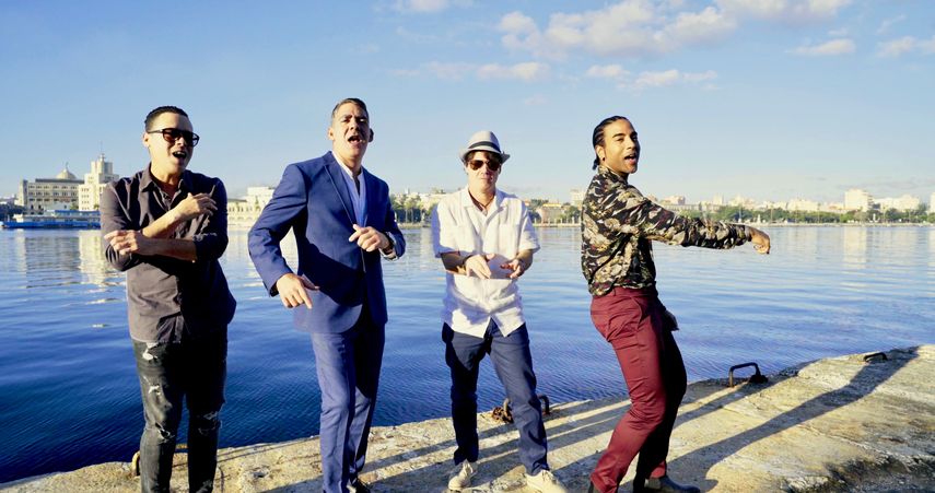 Arthur Hanlon junto al grupo Orishas durante el rodaje en La Habana del videoclip de Como suena el piano. 