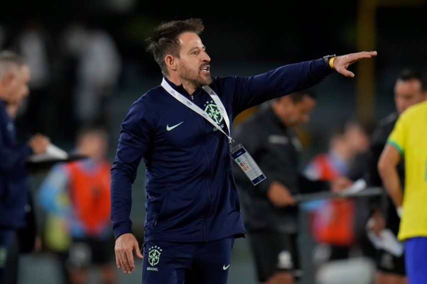 El técnico de Brasil Ramón Menezes dando instrucciones durante el partido contra Uruguay en el Sudamericano Sub20, el domingo 12 de febrero de 2023.&nbsp;