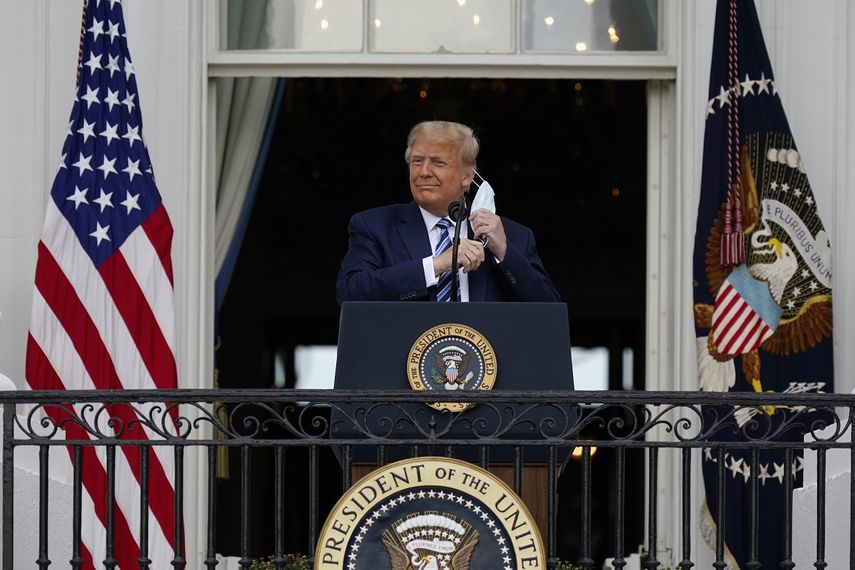 El presidente Donald Trump se retira su mascarilla para pronunciar un discurso desde el balc&oacute;n del Sal&oacute;n Azul de la Casa Blanca ante partidarios en Washington, el s&aacute;bado 10 de octubre de 2020.&nbsp;