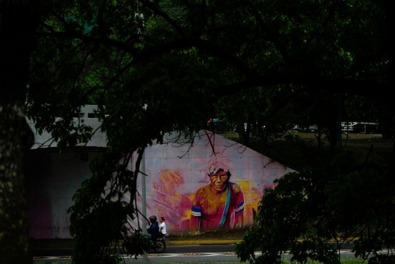 Un mural de un indígena venezolano adorna un muro de contención a lo largo de la carretera Cacique Guaicaipuro en Caracas, Venezuela.