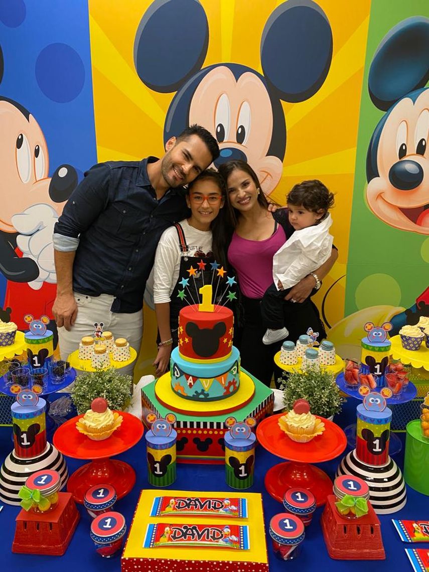 El actor Fabían Ríos junto a su familia celebrando el primer añito de David. 