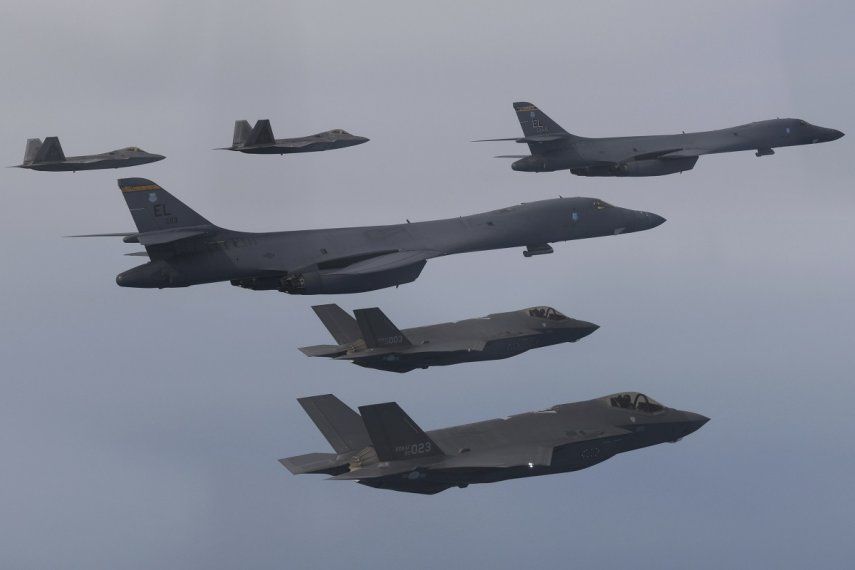 En esta imagen, distribuida por el Ministerio de Defensa de Corea del Sur, bombarderos B-1B de la Fuerza Aérea de Estados Unidos (centro) y cazas F-22 y F-35 de la Fuerza Aérea surcoreana (abajo), sobrevuelan la península de Corea durante ejercicios conjuntos en Corea del Sur, el 1 de febrero de 2023.&nbsp;