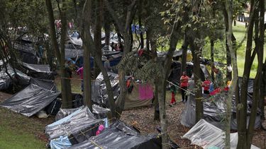 Migrantes venezolanos acampan cerca de la principal terminal de autobuses en Bogot&aacute;, Colombia.&nbsp;