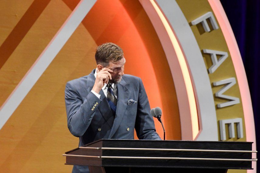 El alemán Dirk Nowitzki se limpia las lágrimas durante la ceremonia del sábado 12 de agosto de 2023, en la que fue exaltado al Salón de la Fama del Baloncesto en Springfield, Massachusetts&nbsp;