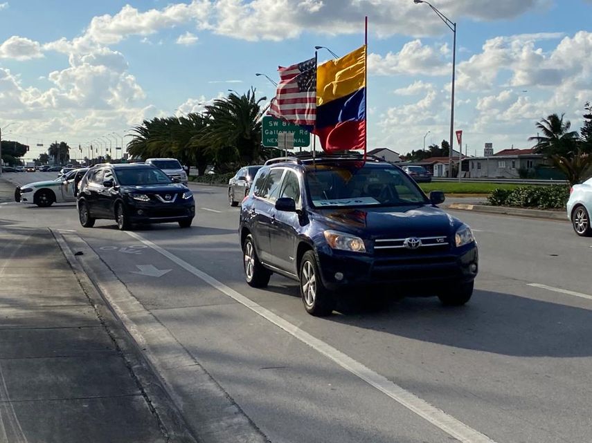 Imagen referencial de una caravana de colombianos en Miami.