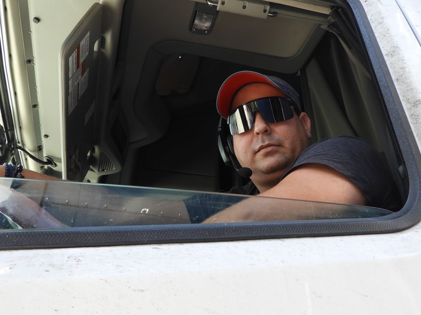 Leo Dan López lleva una década como transportista en Florida. 
