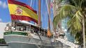 El buque escuela español San Sebastián de Elcano enarbola la enseña nacional.