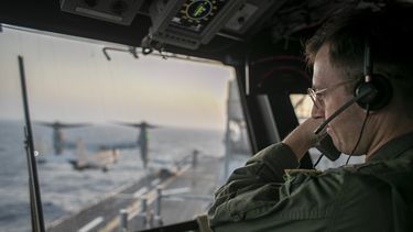 &nbsp;Un oficial naval a bordo del USS Tripoli (LHA 7) supervisa las operaciones de vuelo desde la torre de control mientras el buque de asalto anfibio navega en el mar Arábigo. Dos buques de guerra de EE.UU. lograron atravesar el estrecho de Ormuz e ingresar al golfo Pérsico este lunes, pese a un ataque coordinado con drones, misiles y pequeñas embarcaciones, atribuido a Irán.