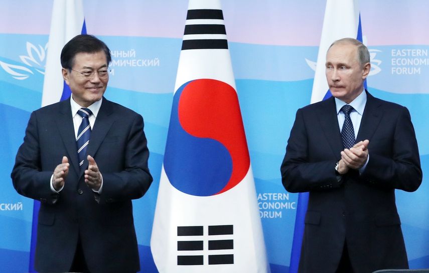 El presidente ruso, Vladímir&nbsp;Putin&nbsp;(d), y su homólogo surcoreano, Moon Jae-in, aplauden durante la rueda de prensa posterior a su reunión en Vladivostok, Rusia.&nbsp;