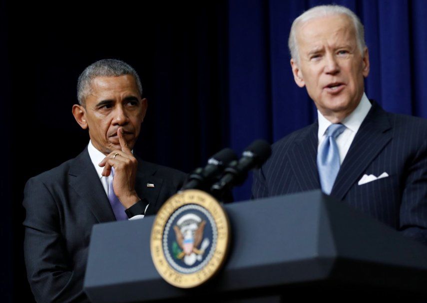 El expresidente Barack Obama observa a Joe Biden.