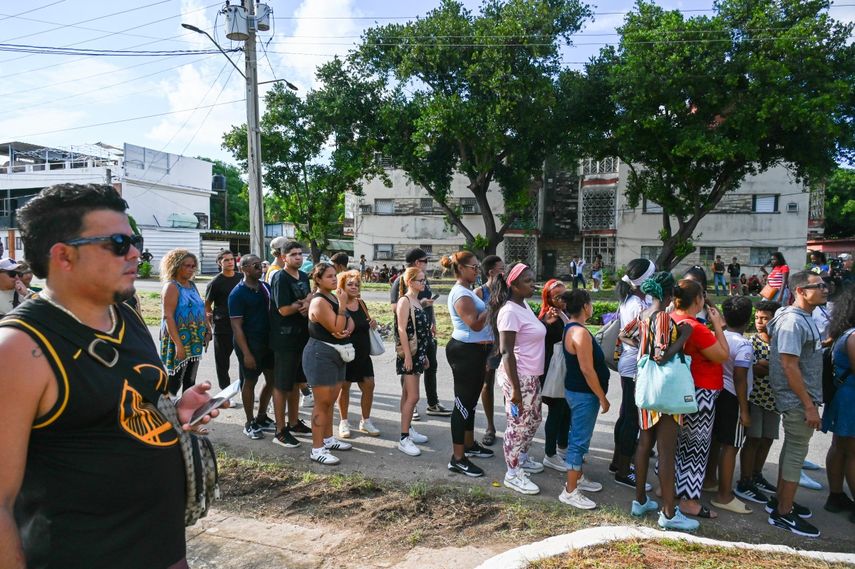 Fanáticos se despiden de El Taiger en La Habana, adonde fueron repatriadas sus cenizas.