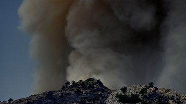 Una imagen tomada el 8 de julio de 2025 muestra la columna de humo de un incendio forestal cerca de Pauls, junto a Tarragona, en la región de Cataluña, España. Más de 450 bomberos, con el apoyo de helicópteros y aviones, se desplegaron en un frente montañoso de 30 kilómetros (19 millas) en la provincia nororiental de Tarragona, según informó el servicio de bomberos de la región de Cataluña.