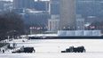 Las máquinas quitanieves circulan cerca del Monumento a Washington y el Monumento a Lincoln en el National Mall de Washington, D.C., el 26 de enero de 2026, tras una importante tormenta de nieve.