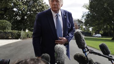 El presidente Donald Trump habla con la prensa en el jardín de la Casa Blanca, Washington, viernes 4 de octubre de 2019. 