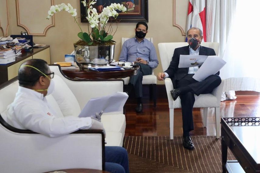 El presidente Danilo Medina recibe del Ministro de Medio Ambiente en Rep&uacute;blica Dominicana un informe pormenorizado sobre el incendio del vertedero de Duquesa donde trabajan m&aacute;s de 200 personas de diferentes instituciones del estado.