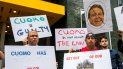 Algunos manifestantes sostienen unos letreros afuera de la oficina del gobernador de Nueva York, Andrew Cuomo, exigiendo su renuncia. Algunos manifestantes sostienen unos letreros afuera de la oficina del gobernador de Nueva York, Andrew Cuomo, exigiendo su renuncia.