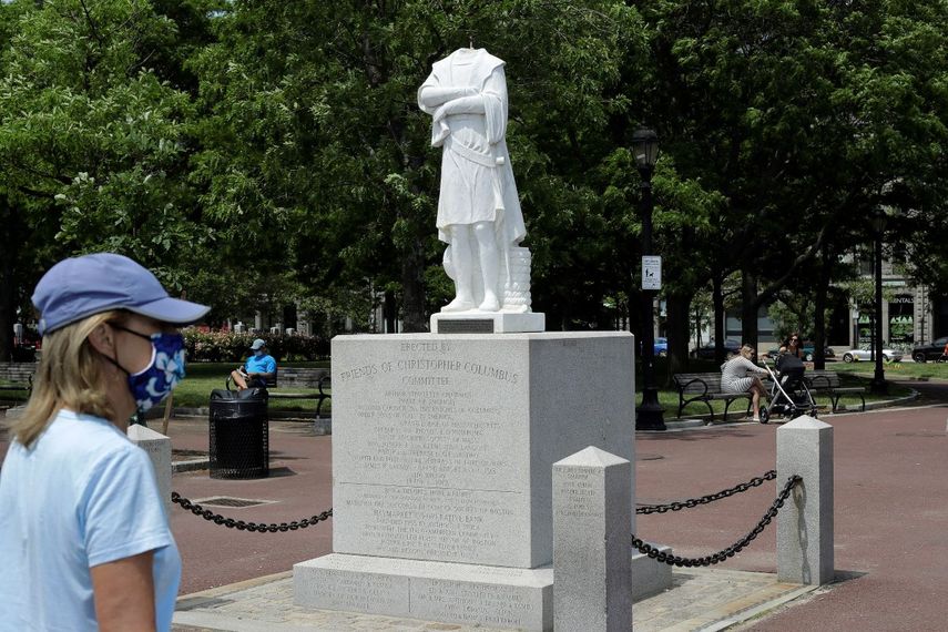 Una mujer observa una estatua decapitada de Crist&oacute;bal Col&oacute;n en Boston el 10 de junio del 2020.&nbsp;