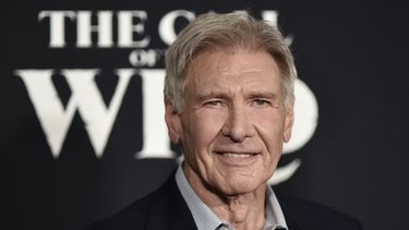 Harrison Ford posa en el estreno de The Call of the Wild en Los Angeles. 
