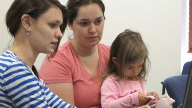 La salmonela es un agente patógeno que contamina la carne, durante su matanza y procesamiento. Es común en el pollo con poca cocción. (AP)