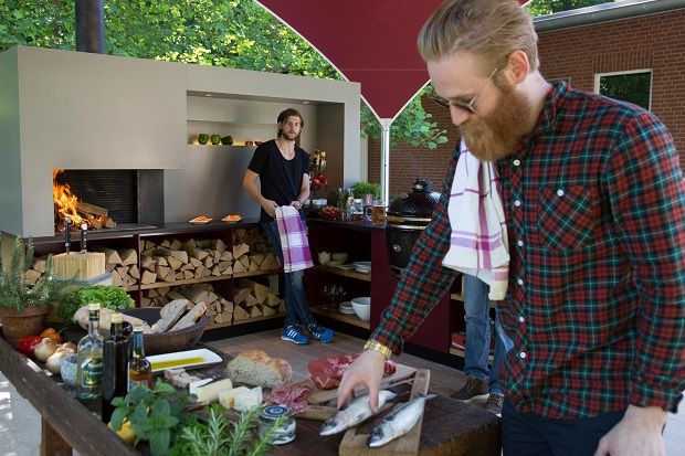 Cocinar al aire libre: ¿conviene una cocina “outdoor” o una parrilla?