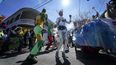 Una persona marcha en el desfile de la Société de Sainte Anne durante las celebraciones del Mardi Gras en Nueva Orleans, el martes 1 de marzo de 2022.