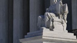 Esta foto del 21 de febrero del 2022 muestra la estatua The Authority of Law, de James Earle Fraser, a la entrada del edificio de la Corte Suprema de Estados Unidos.&nbsp;