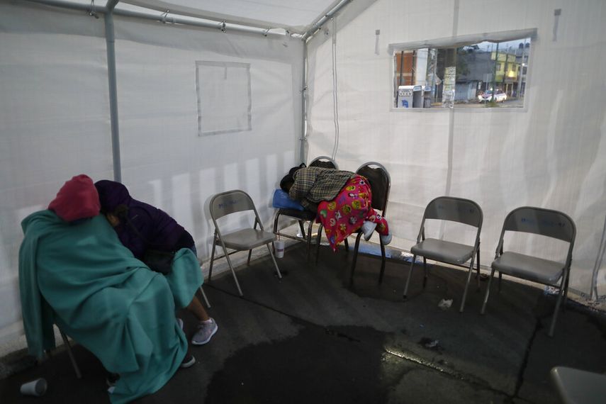 Gente duerme en sillas bajo una carpa establecida en la banqueta afuera de un hospital donde esperan noticias de sus seres queridos en Iztapalapa, Ciudad de México, el jueves 7 de mayo de 2020.