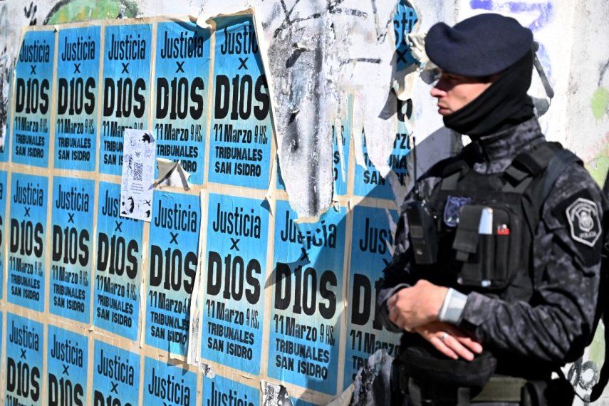 Un miembro de las Fuerzas Especiales de Argentina hace guardia junto a una pared llena de letreros en apoyo al fallecido astro del fútbol, Diego Maradona, el 3 de abril de 2025.