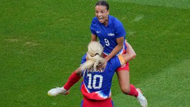 La estadounidense Mallory Swanson salta sobre Lindsey Horan al celebrar su gol ante Brasil en la final del fútbol femenino de los Juegos Olímpicos de París, el sábado 10 de agosto de 2024.