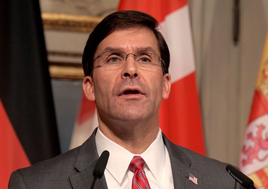 El secretario de Defensa de Estados Unidos Mark Esper habla durante una conferencia de prensa en el marco de la Conferencia de Seguridad de Múnich, el viernes 14 de febrero de 2020 en Múnich, Alemania. 