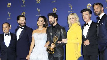 El elenco de la miniserie The Assasination of Gianni Versace luego de recoger su premio.