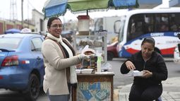 Foto de archivo del 12 de junio de 2019 de una vendedora de arepas venezolanas en&nbsp;una calle de Lima, Perú.